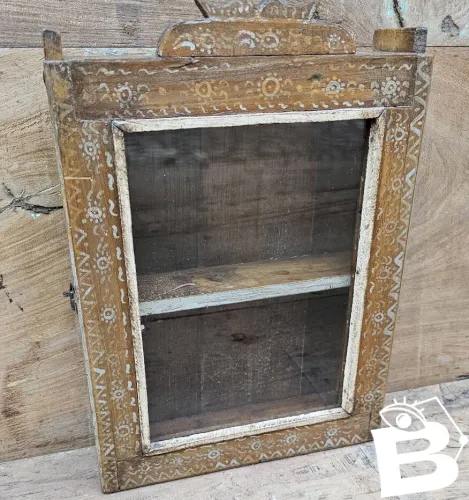 Ancienne vitrine murale tribale en teck birman