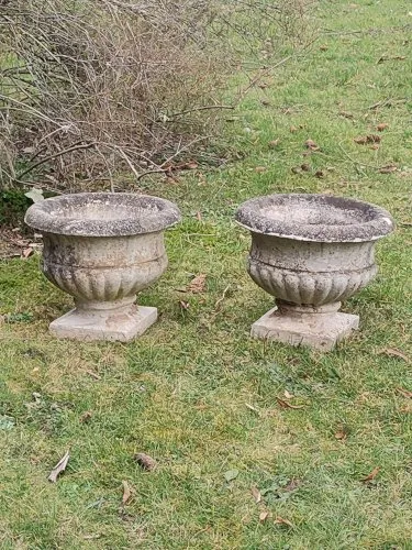 Anciennes vasques grises en pierre