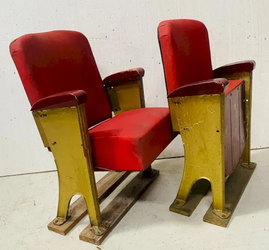 Anciens fauteuils de cinema en tole et skai rouge XX siècle