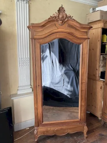 Armoire à glace ancienne style Louis XVen noyer massif