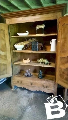 Armoire Bressane ancienne en noyer et hêtre