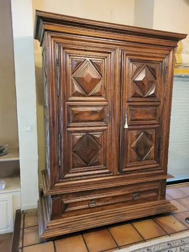 ARMOIRE LOUIS XIII EN NOYER POINTE DE DIAMANT 2 PORTES DU XVIII ème SIECLE