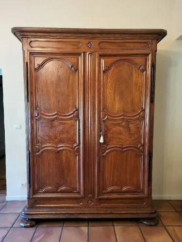 ARMOIRE LOUIS XIV EN NOYER MASSIF DU XVIII ème SIECLE