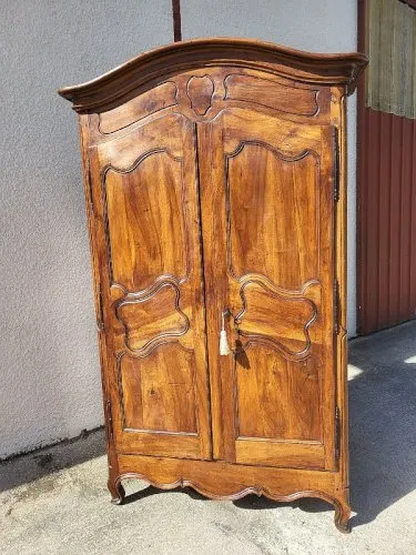 ARMOIRE LOUIS XV EN NOYER CHAPEAU DE GENDARME