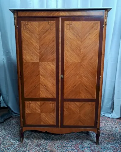 Armoire Louis XV en placage de noyer