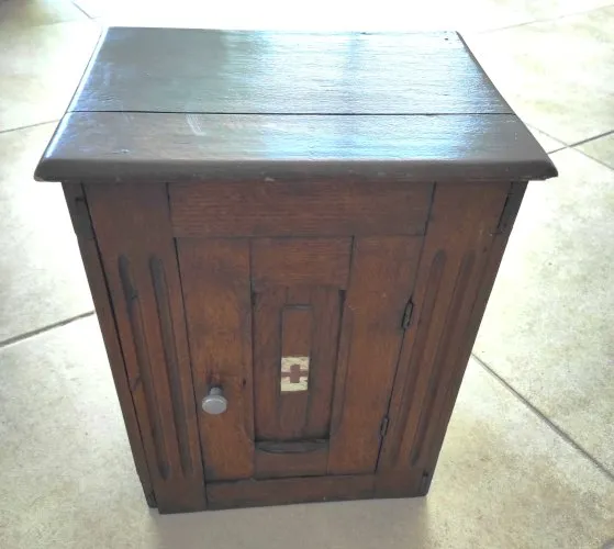 Armoire meuble à pharmacie en chêne à étagères vers 1920/1930