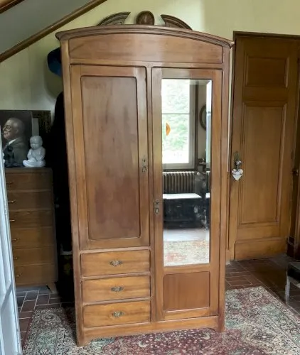 Armoire parisienne art nouveau en noyer