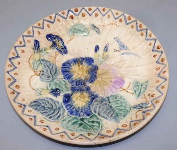 -ASSIETTE ANCIENNE EN BARBOTINE décor FLEURS LISERONS PAPILLON brunissures D