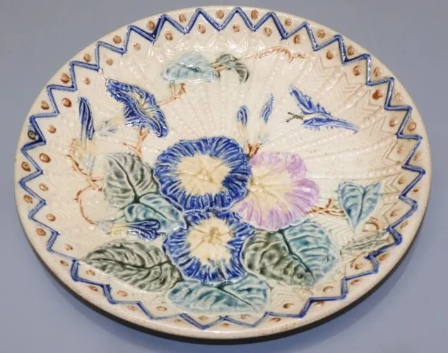 -ASSIETTE ANCIENNE EN BARBOTINE décor FLEURS LISERONS PAPILLON craquelures D