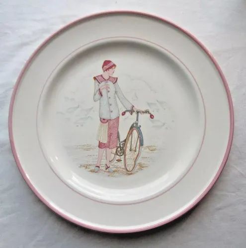 Assiette italienne, jeune femme au vélo à la roue cassée