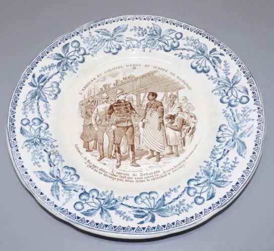 -ASSIETTE PARLANTE TERRE DE FER L'ARRIVEE du COLONEL DOODS AU WARF de KOTONOU D