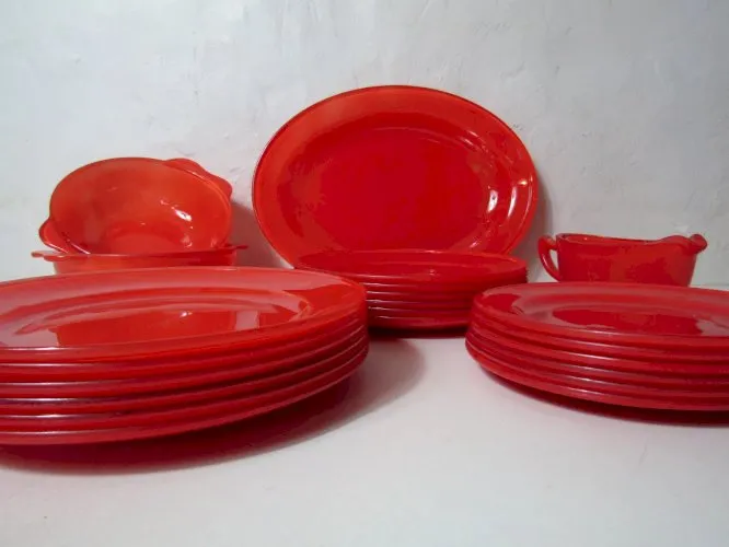 assiettes service rouge PYREX Vintage
