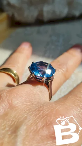 Bague ancienne avec une grosse topaze bleu et en argent taille 54