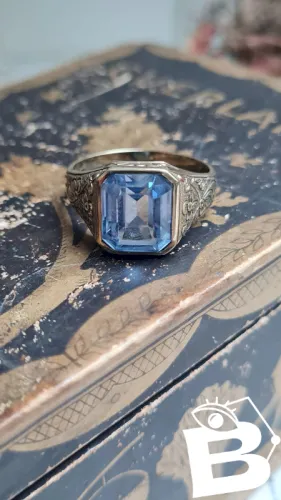 Bague ancienne en or 333 ( 8 carats ) et saphir- grande taille