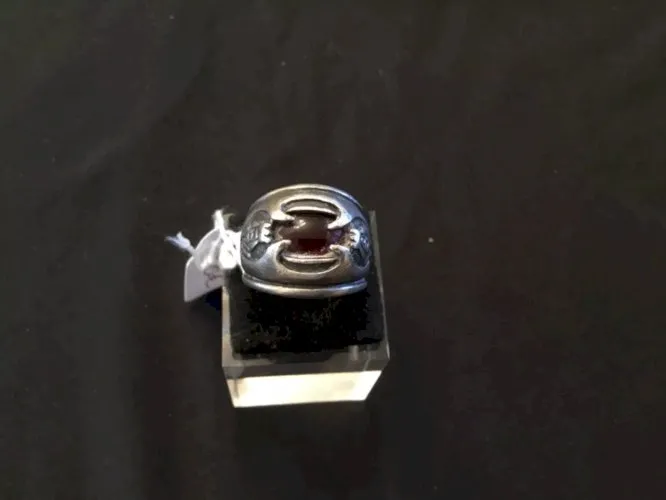 Bague argent avec pierre rouge et gravures rois