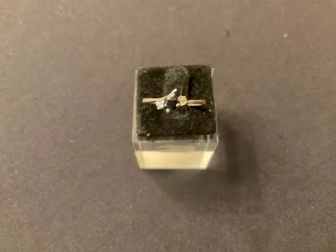 Bague argent montée de deux pierres strass transparents et une noir (T57)