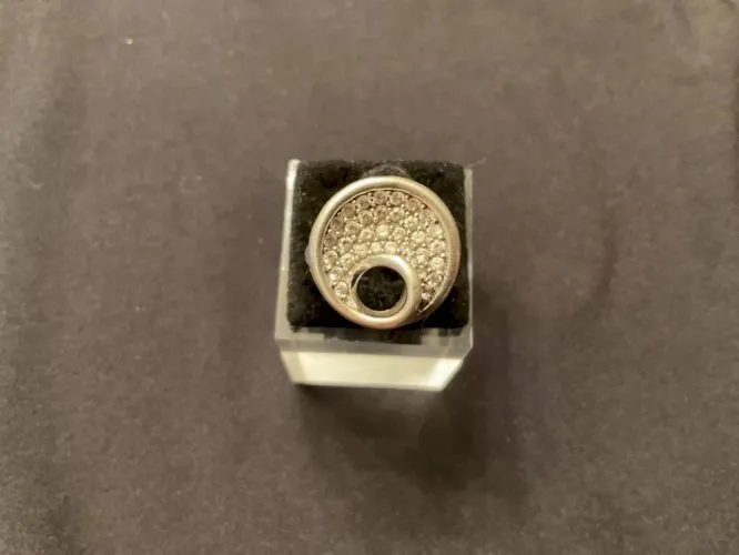 Bague argent montée d’un anneau incrusté de pierre strass transparent (T50)