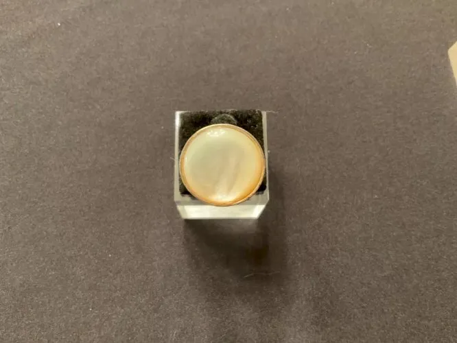 Bague argent montée d’une grosse pièce ronde de nacre (T58)