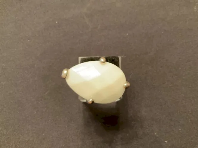 Bague argent montée d’une pierre blanche de très grande taille (T52)