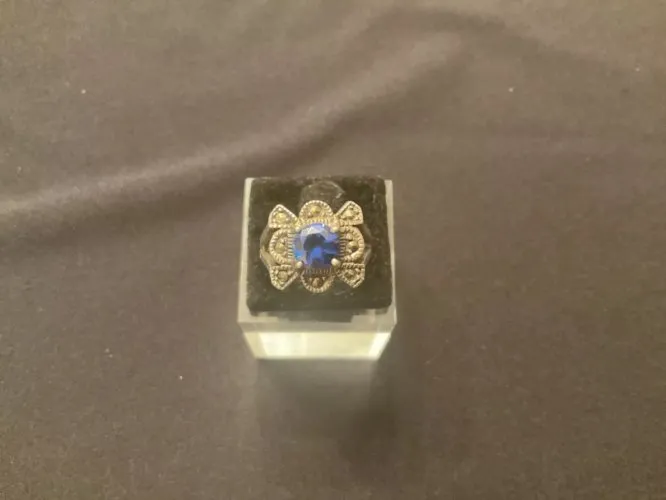 Bague argent montée d’une pierre strass bleu foncé (T54)