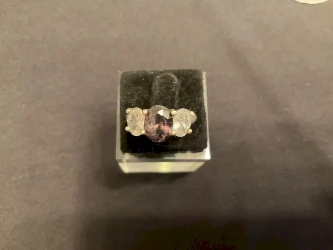 Bague argent montée d’une pierre violette et de deux transparentes (T51)