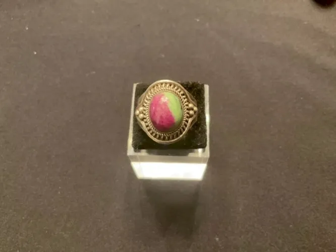 Bague argent pierre verte et violette entourée de deux rang effet ressort (T57)