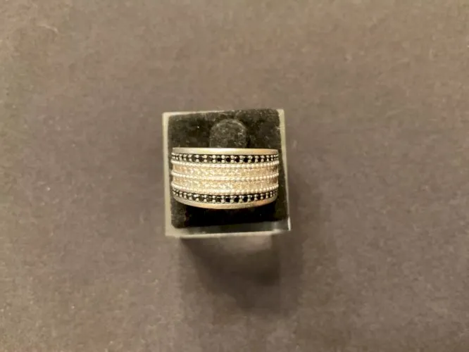 Bague argent quatre rangs de strass noir et transparent (T53)