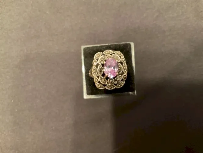 Bague argent sertie d’une petite pierre ovale violette (T53)