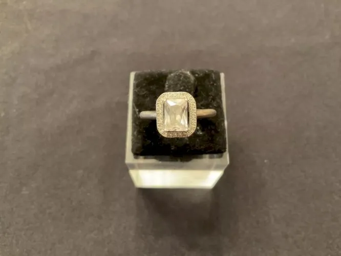 Bague argent sertie d’une pierre rectangulaire transparente à facettes (T52)