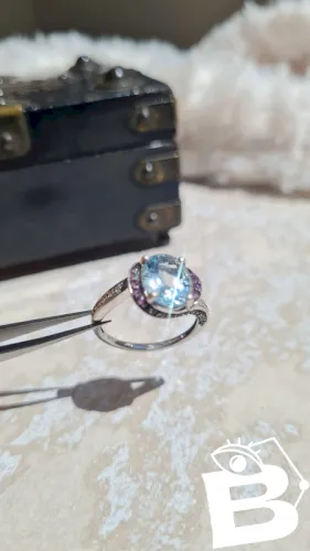 Bague avec une topaze bleu, diamants et améthystes en argent taille 53