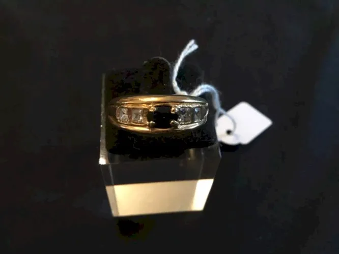 Bague doré avec pierre noire et strass