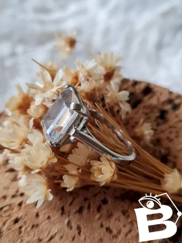 Bague en argent ancienne avec un saphir blanc - poinçon crabe