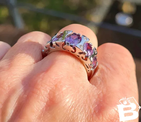 Bague en argent avec strass et pierres