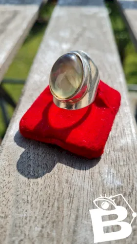 Bague en argent avec une pierre prehnite