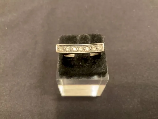 Bague en argent incurvé et incrustation de petits brillants taille 54