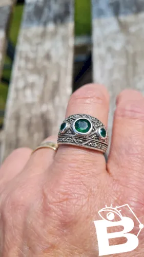 Bague en argent marcassites et pierres vertes