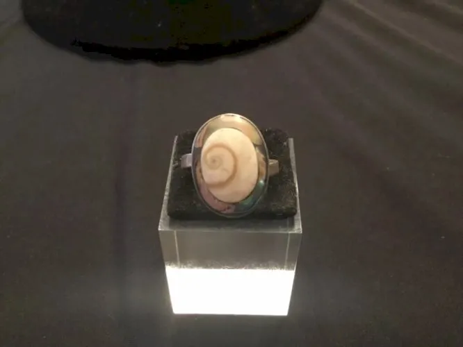 Bague en argent œil de sainte Lucie avec nacre taille réglable