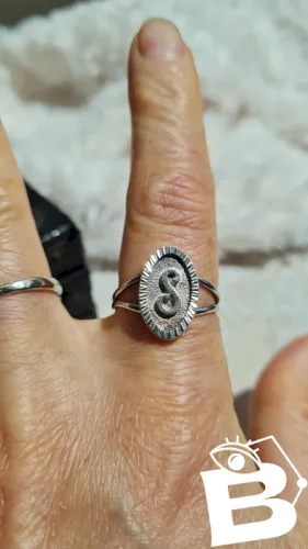 Bague en argent poinçon crabe motif S