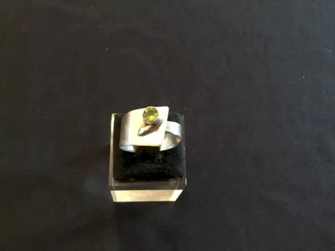Bague en argent réglable avec Pierre verte