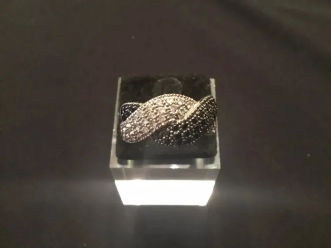 Bague en argent tresse orné de pierres strass T60