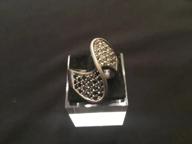 Bague en argent vague orné de pierres strass T59