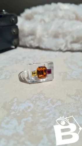 Bague en plexi et strass chic