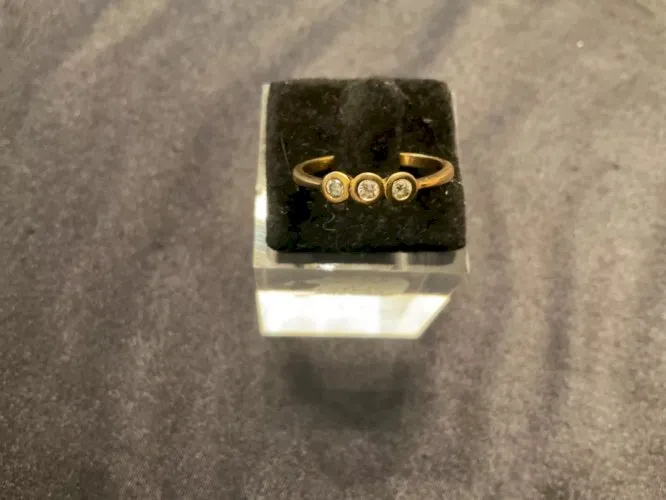 Bague plaqué or avec 3 pierres strass transparent T54