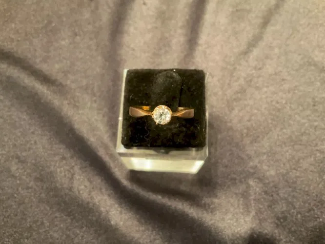 Bague plaqué or avec pierre strass transparent brillant T53