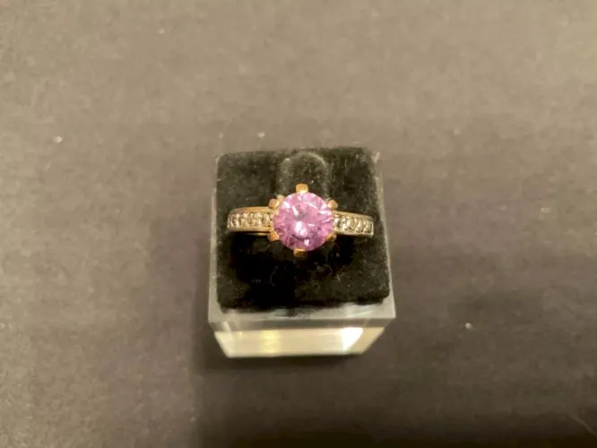 Bague plaqué or avec pierre violette et incrustation de brillants taille 53