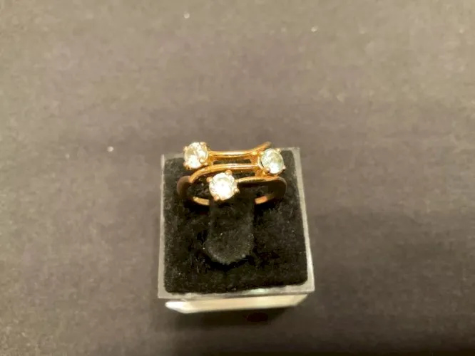 Bague plaqué or avec trois brillants transparents taille 50