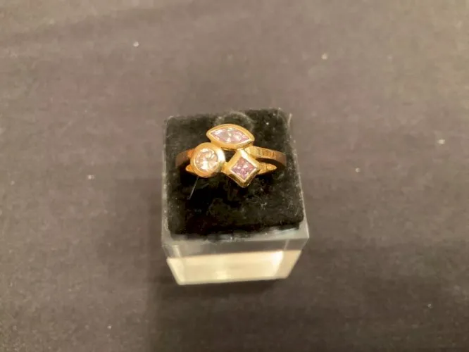 Bague plaqué or avec trois pierres violettes taille 52