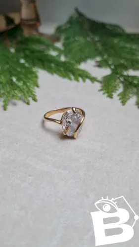 Bague plaqué or - bague avec strass très bon état T: 19,8