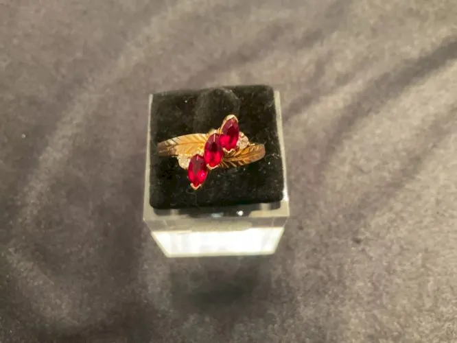 Bague plaqué or décor feuilles avec 3 pierres rouge et 2 strass transparent