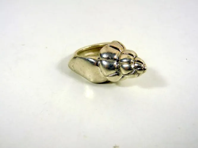 Bague semi-rigide métal années 1990 décor coquillage signée Patrick Forquy Paris